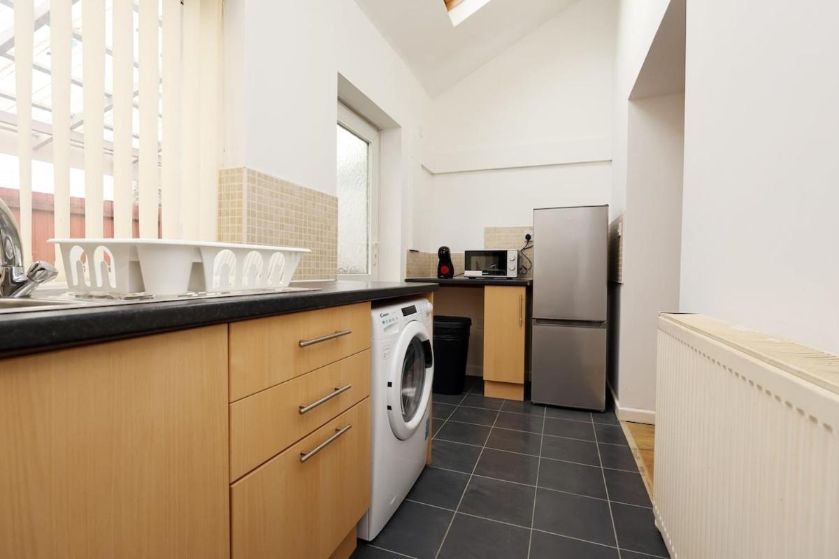 Holiday home Spacious 4 Bed House Near Centre, Perfect For Families, Groups & Contractors With Free Wifi *