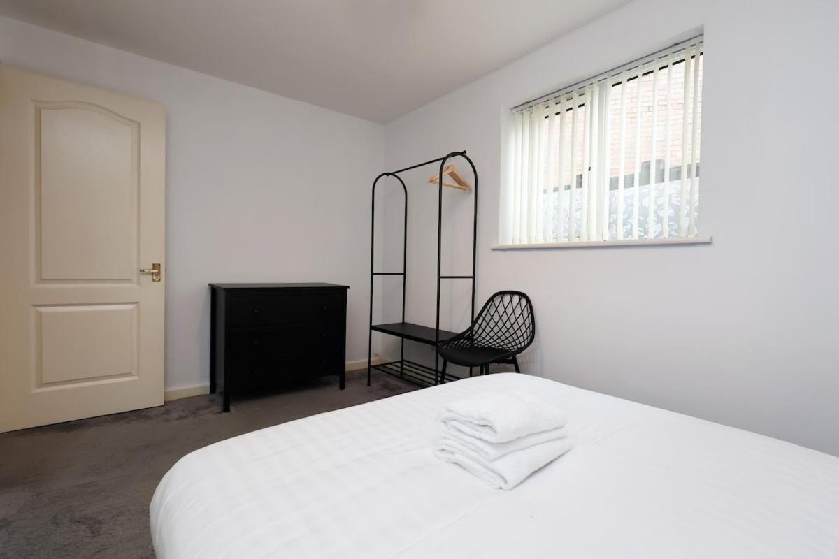 Spacious 4 Bed House Near Centre, Perfect For Families, Groups & Contractors With Free Wifi Holiday home