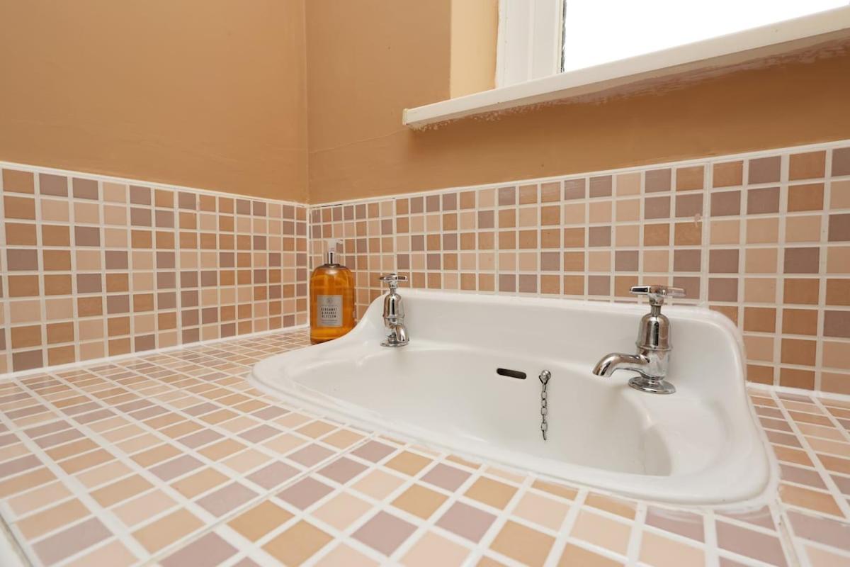 Spacious 4 Bed House Near Centre, Perfect For Families, Groups & Contractors With Free Wifi * Cardiff
