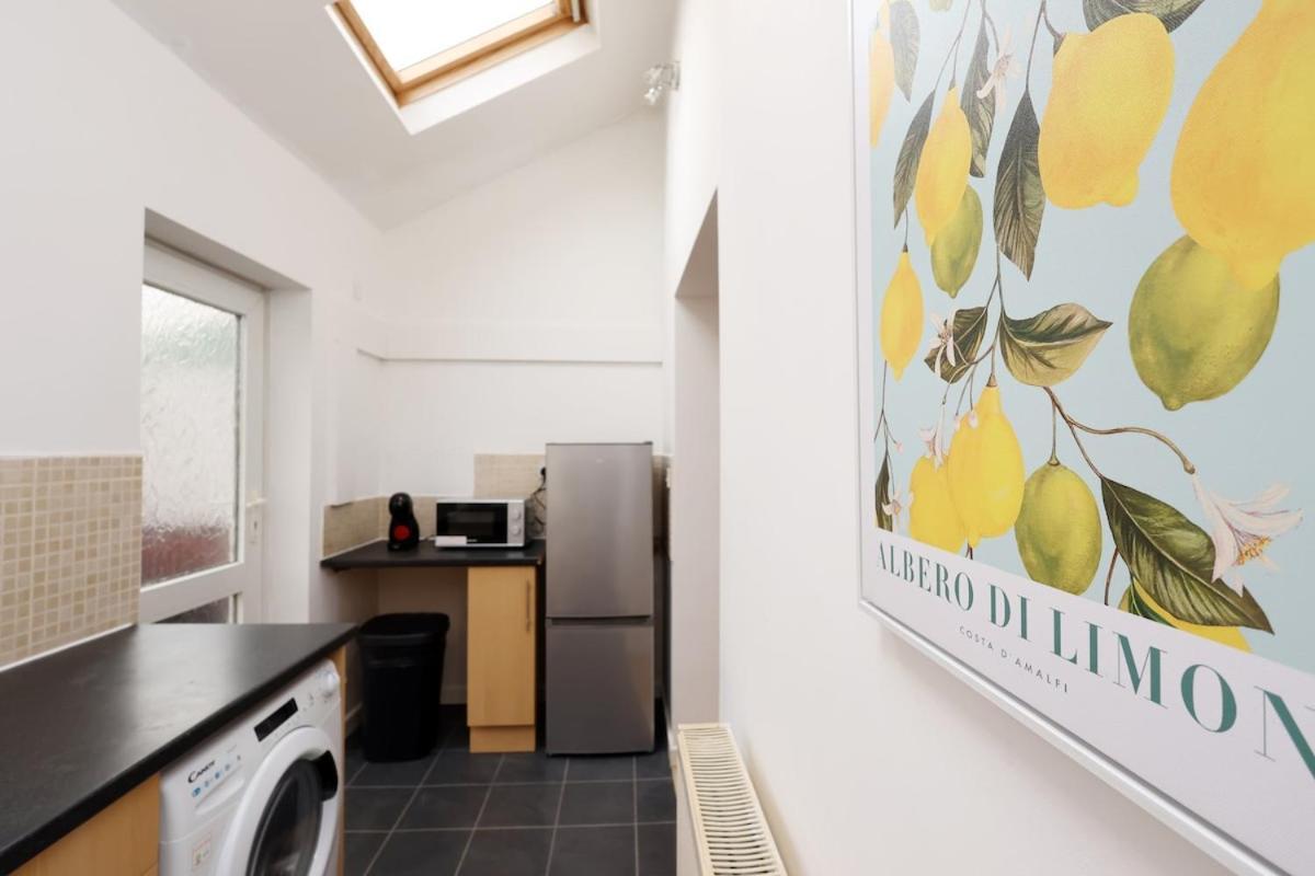 Spacious 4 Bed House Near Centre, Perfect For Families, Groups & Contractors With Free Wifi Holiday home *