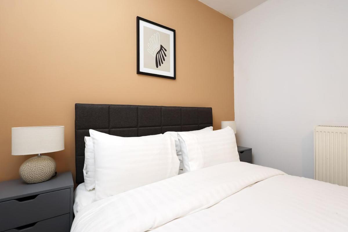 Holiday home Spacious 4 Bed House Near Centre, Perfect For Families, Groups & Contractors With Free Wifi *
