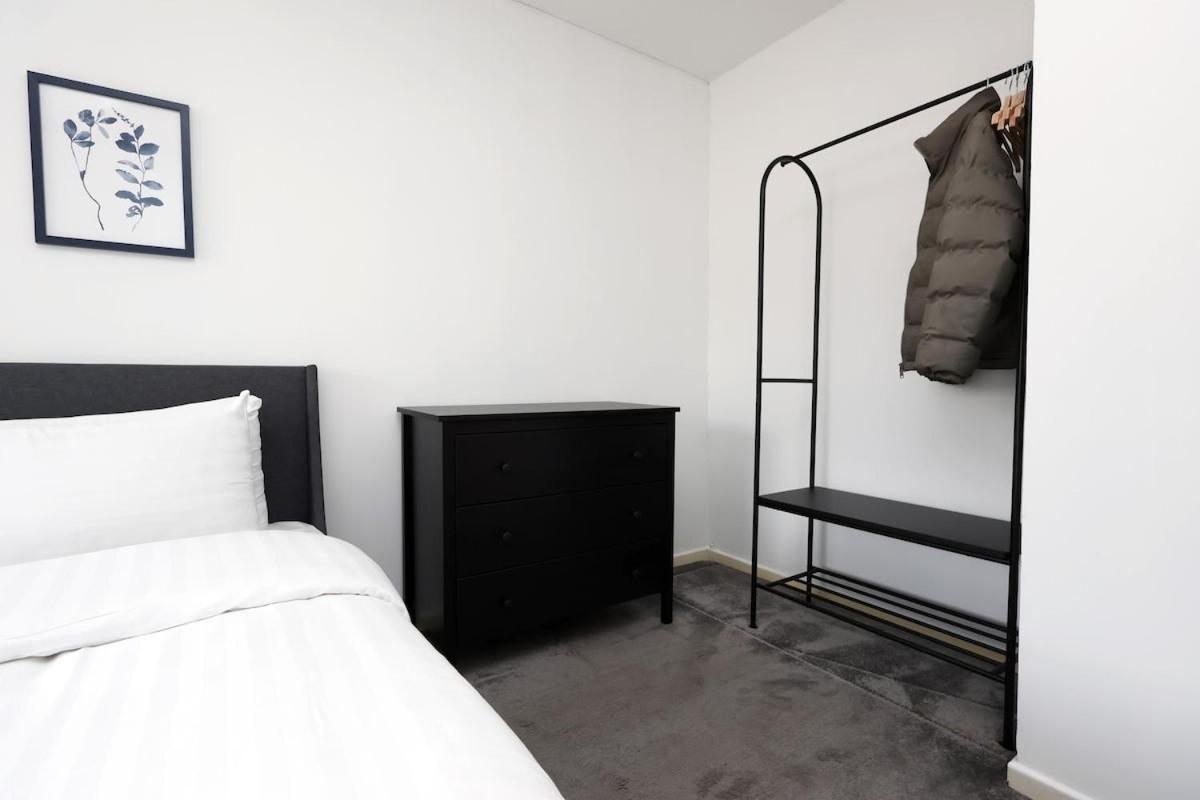 Spacious 4 Bed House Near Centre, Perfect For Families, Groups & Contractors With Free Wifi