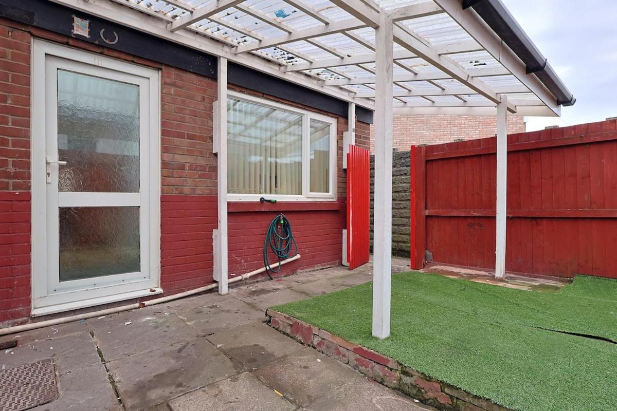 Spacious 4 Bed House Near Centre, Perfect For Families, Groups & Contractors With Free Wifi Holiday home