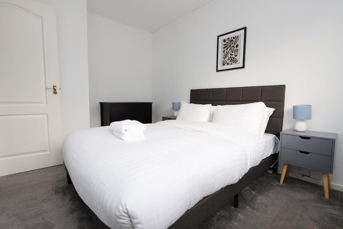 Spacious 4 Bed House Near Centre, Perfect For Families, Groups & Contractors With Free Wifi Holiday home *