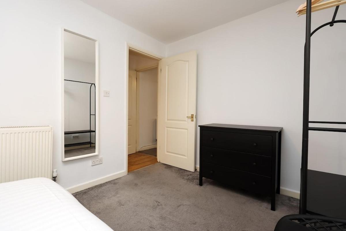Spacious 4 Bed House Near Centre, Perfect For Families, Groups & Contractors With Free Wifi Holiday home Cardiff