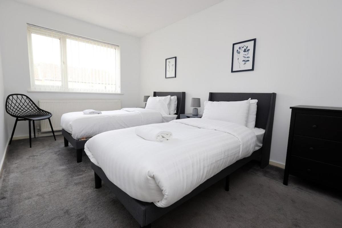 Holiday home Spacious 4 Bed House Near Centre, Perfect For Families, Groups & Contractors With Free Wifi