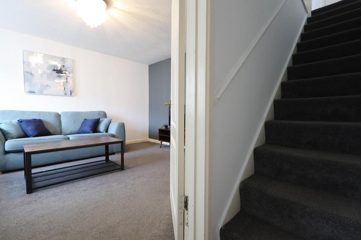 Spacious 4 Bed House Near Centre, Perfect For Families, Groups & Contractors With Free Wifi Holiday home *