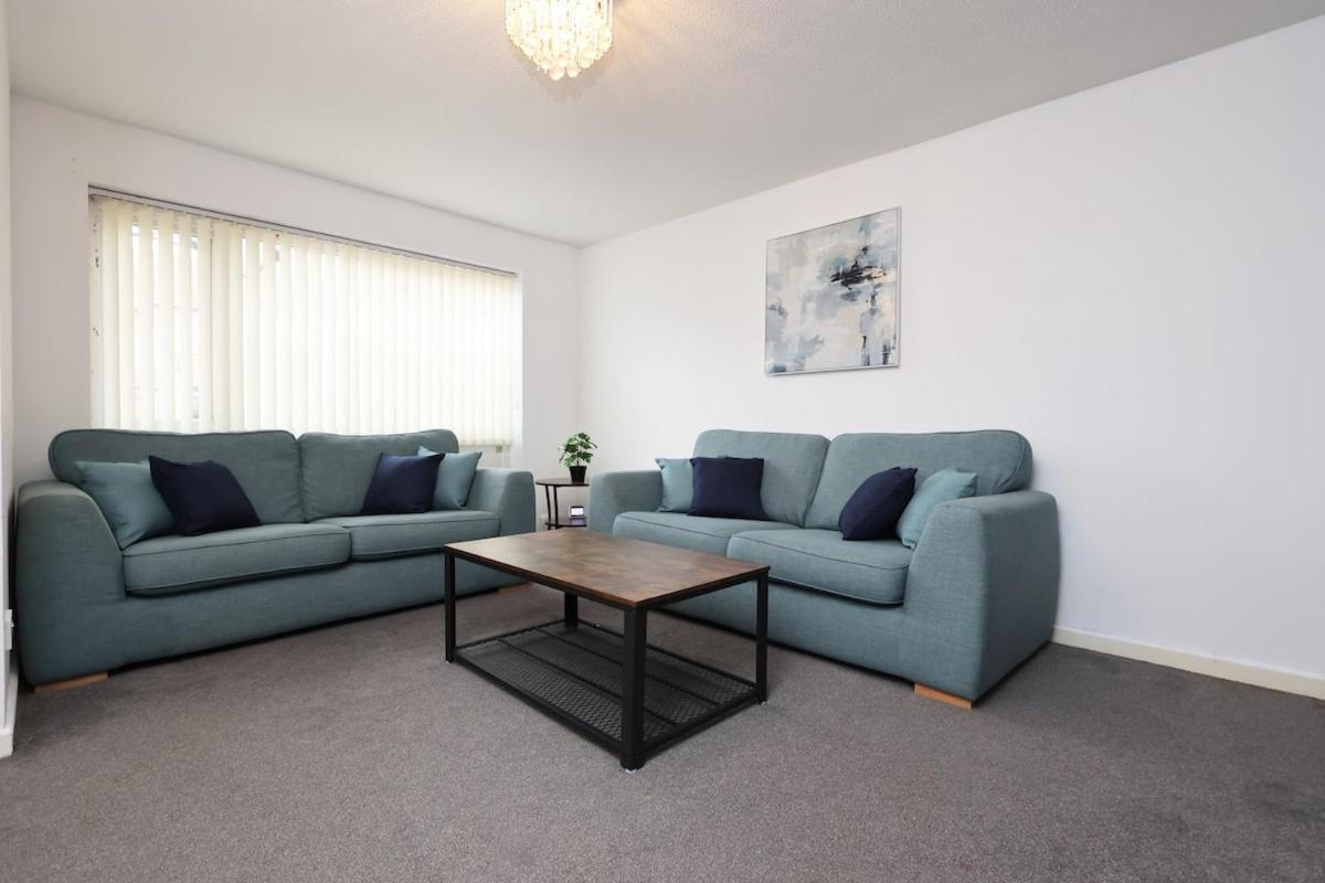 Spacious 4 Bed House Near Centre, Perfect For Families, Groups & Contractors With Free Wifi