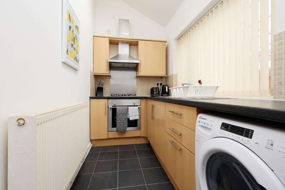 Holiday home Spacious 4 Bed House Near Centre, Perfect For Families, Groups & Contractors With Free Wifi *